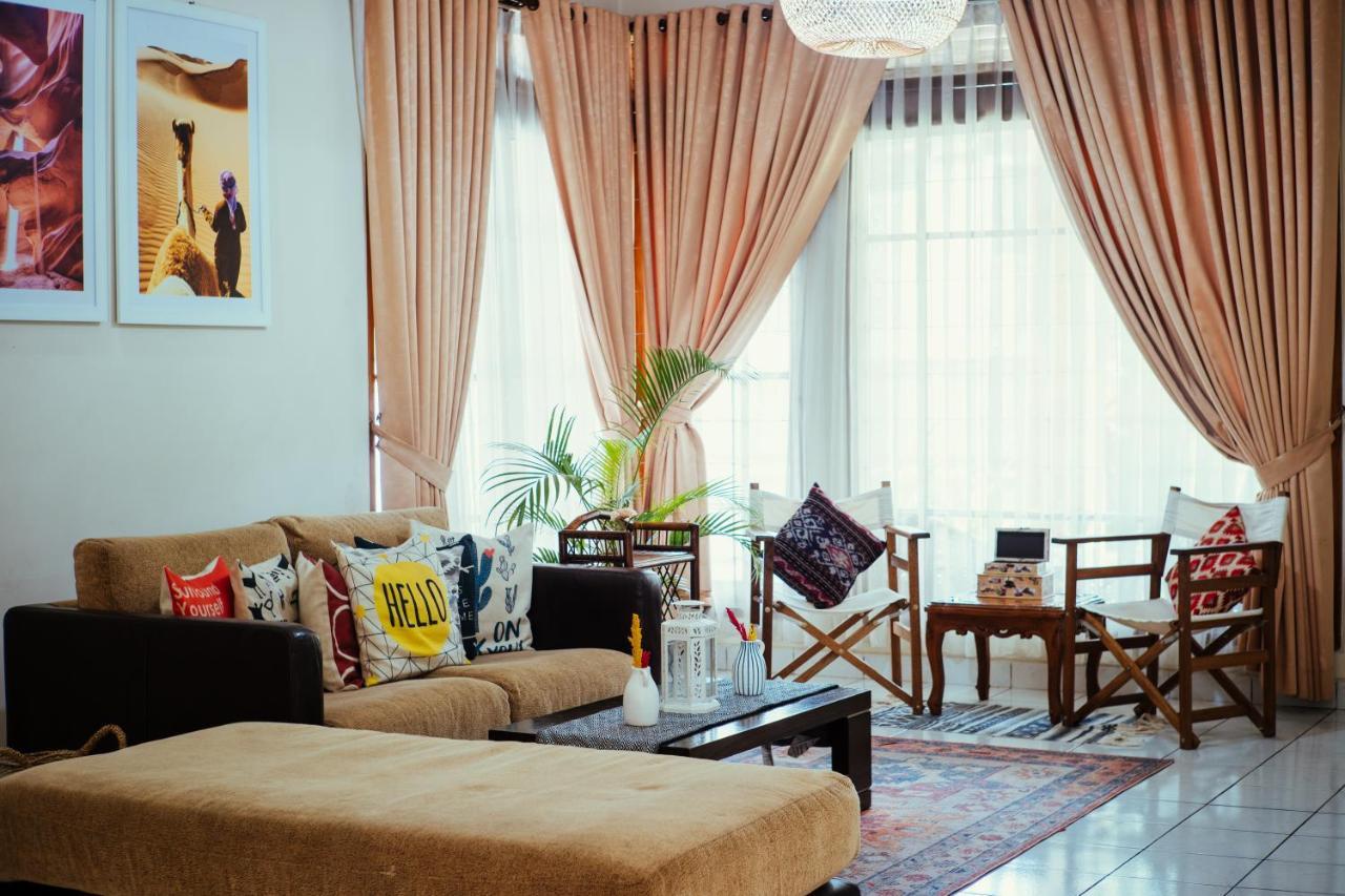 Roemah Renjana Bandung Bed & Breakfast Exterior photo