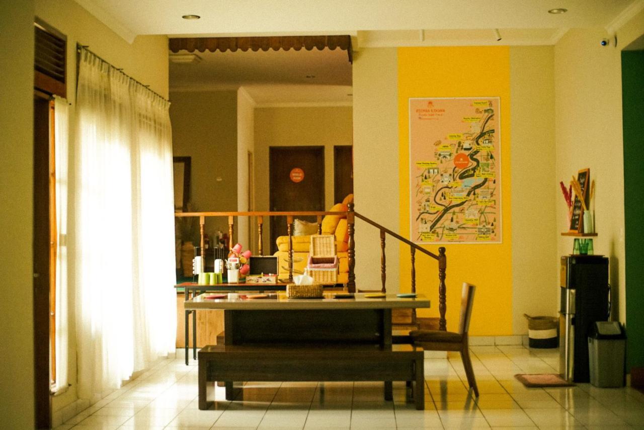 Roemah Renjana Bandung Bed & Breakfast Exterior photo