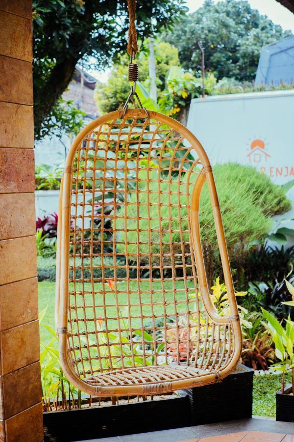 Roemah Renjana Bandung Bed & Breakfast Exterior photo