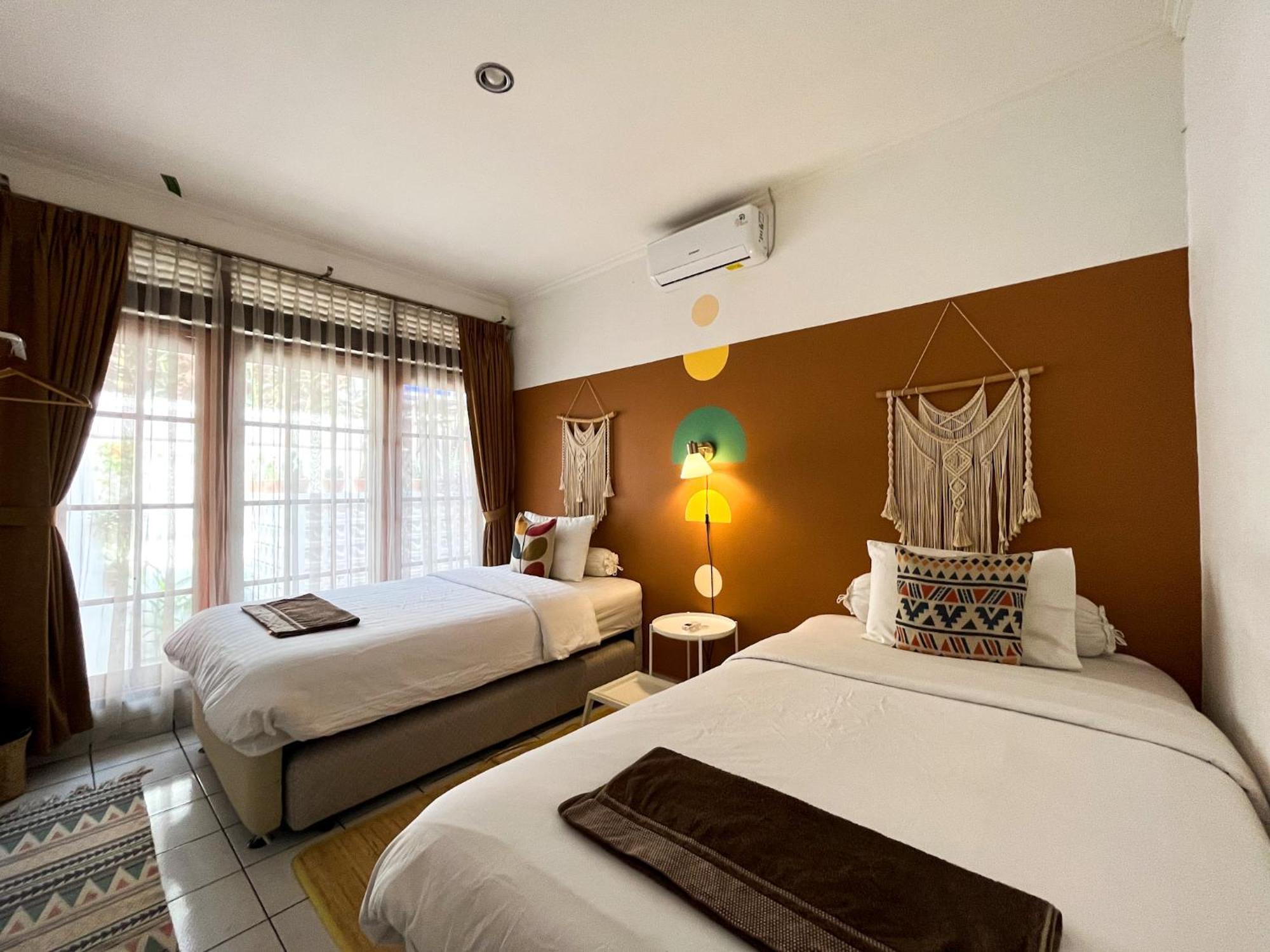 Roemah Renjana Bandung Bed & Breakfast Exterior photo