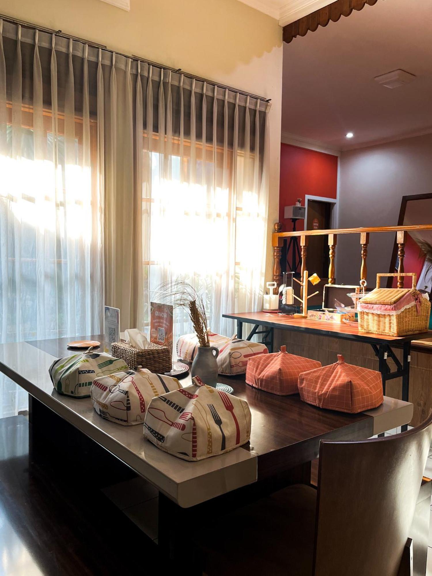 Roemah Renjana Bandung Bed & Breakfast Exterior photo