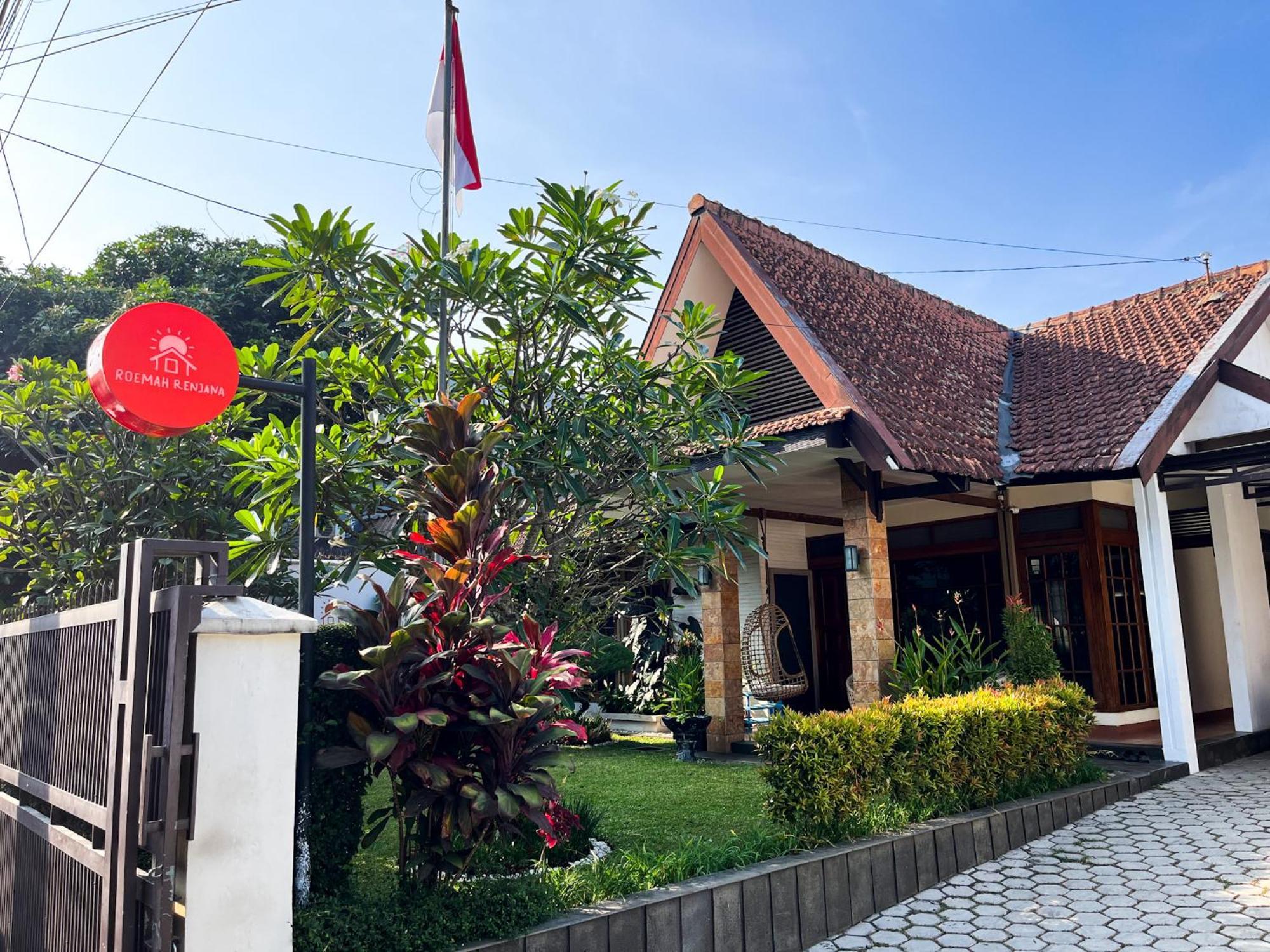 Roemah Renjana Bandung Bed & Breakfast Exterior photo
